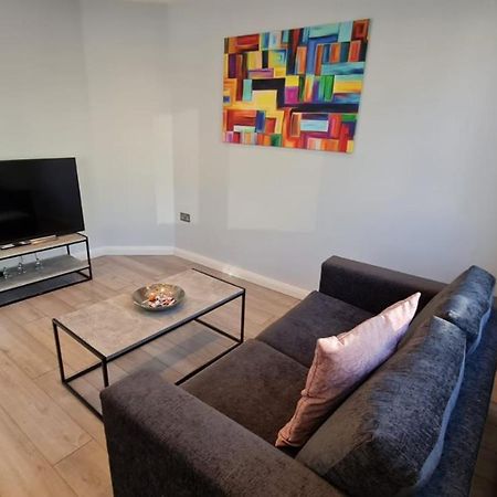 Cosy Flats Near Heathrow, Group Bookings Available With Parking Space Hounslow Zewnętrze zdjęcie