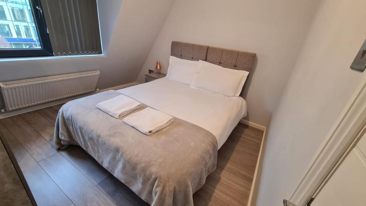 Cosy Flats Near Heathrow, Group Bookings Available With Parking Space Hounslow Zewnętrze zdjęcie