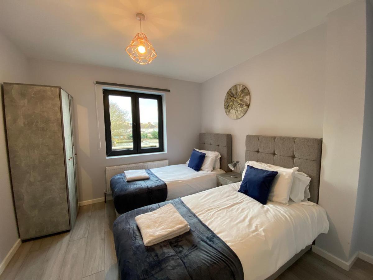 Cosy Flats Near Heathrow, Group Bookings Available With Parking Space Hounslow Zewnętrze zdjęcie