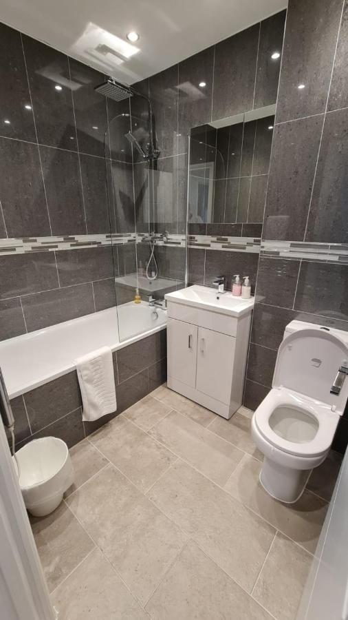 Cosy Flats Near Heathrow, Group Bookings Available With Parking Space Hounslow Zewnętrze zdjęcie