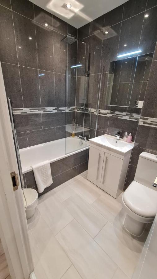Cosy Flats Near Heathrow, Group Bookings Available With Parking Space Hounslow Zewnętrze zdjęcie
