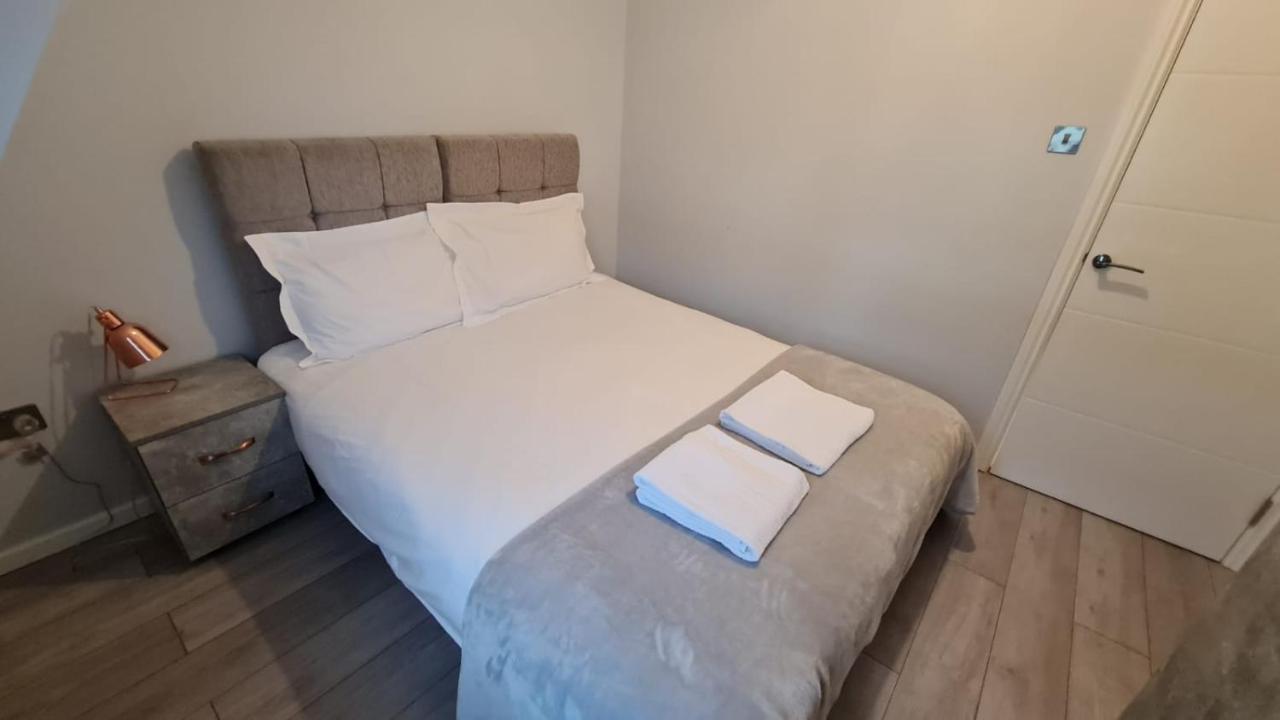 Cosy Flats Near Heathrow, Group Bookings Available With Parking Space Hounslow Zewnętrze zdjęcie
