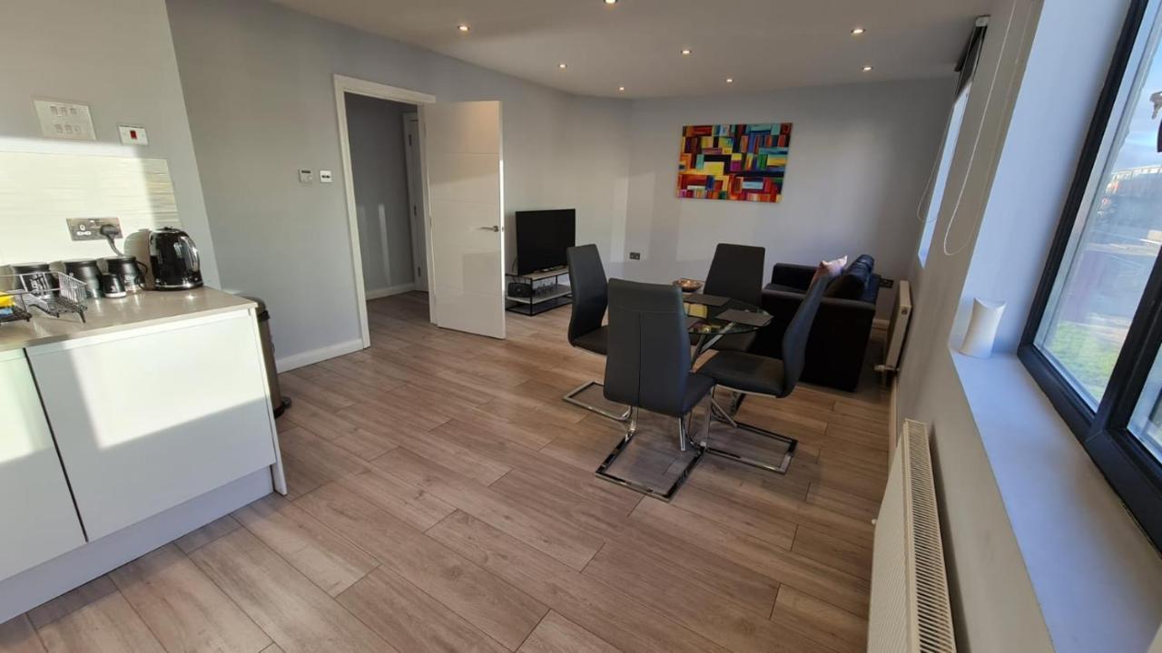Cosy Flats Near Heathrow, Group Bookings Available With Parking Space Hounslow Zewnętrze zdjęcie