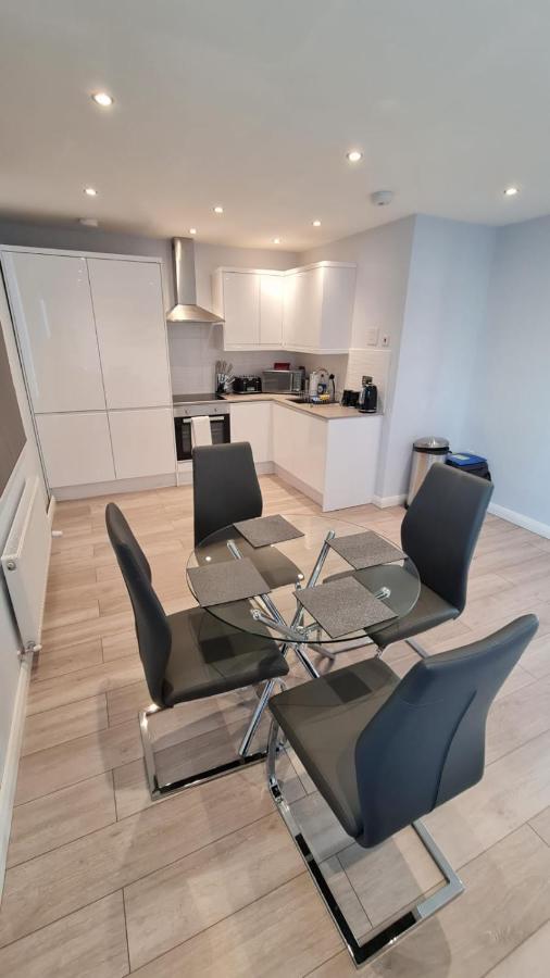 Cosy Flats Near Heathrow, Group Bookings Available With Parking Space Hounslow Zewnętrze zdjęcie
