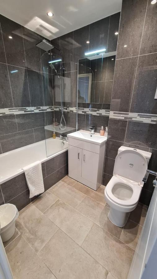 Cosy Flats Near Heathrow, Group Bookings Available With Parking Space Hounslow Zewnętrze zdjęcie