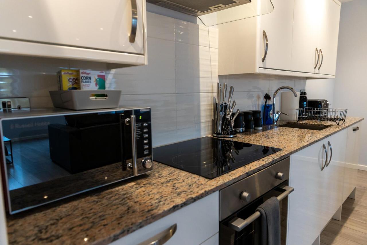 Cosy Flats Near Heathrow, Group Bookings Available With Parking Space Hounslow Zewnętrze zdjęcie