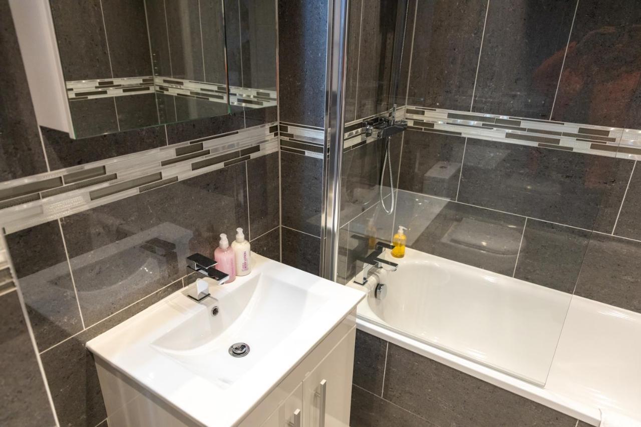 Cosy Flats Near Heathrow, Group Bookings Available With Parking Space Hounslow Zewnętrze zdjęcie