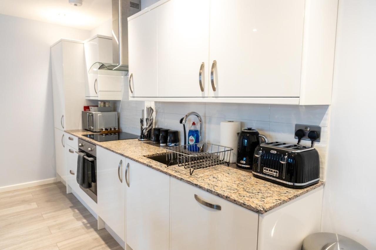 Cosy Flats Near Heathrow, Group Bookings Available With Parking Space Hounslow Zewnętrze zdjęcie