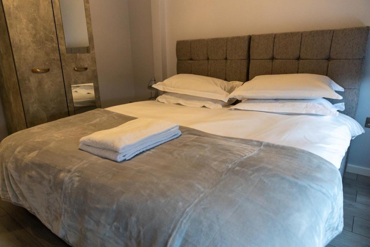 Cosy Flats Near Heathrow, Group Bookings Available With Parking Space Hounslow Zewnętrze zdjęcie