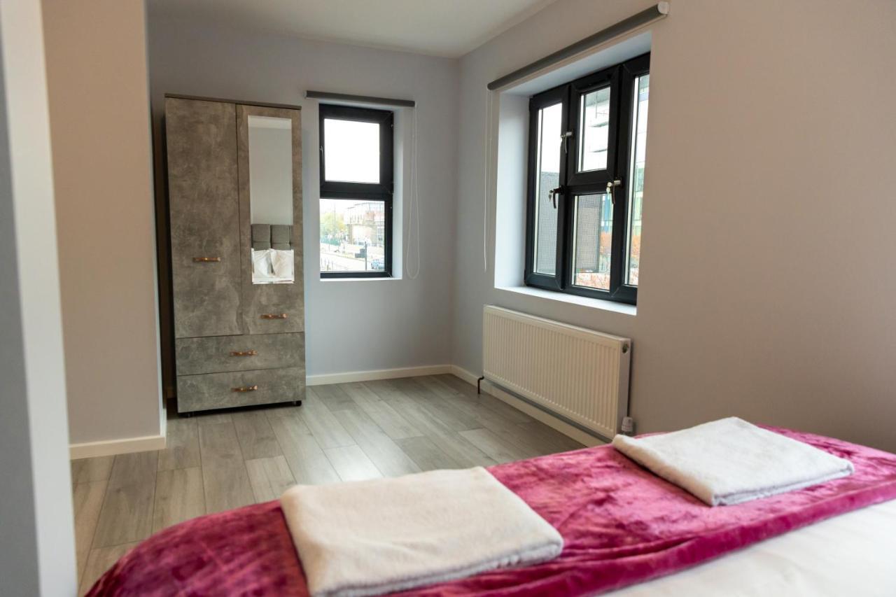 Cosy Flats Near Heathrow, Group Bookings Available With Parking Space Hounslow Zewnętrze zdjęcie
