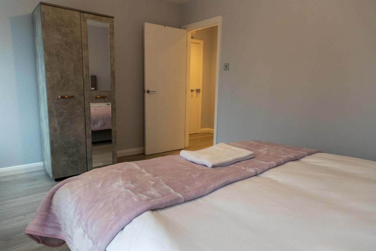 Cosy Flats Near Heathrow, Group Bookings Available With Parking Space Hounslow Zewnętrze zdjęcie