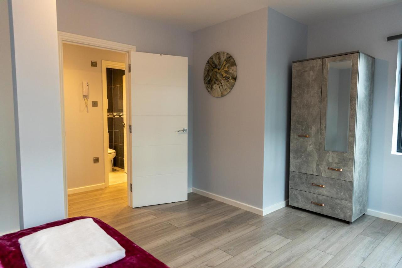 Cosy Flats Near Heathrow, Group Bookings Available With Parking Space Hounslow Zewnętrze zdjęcie