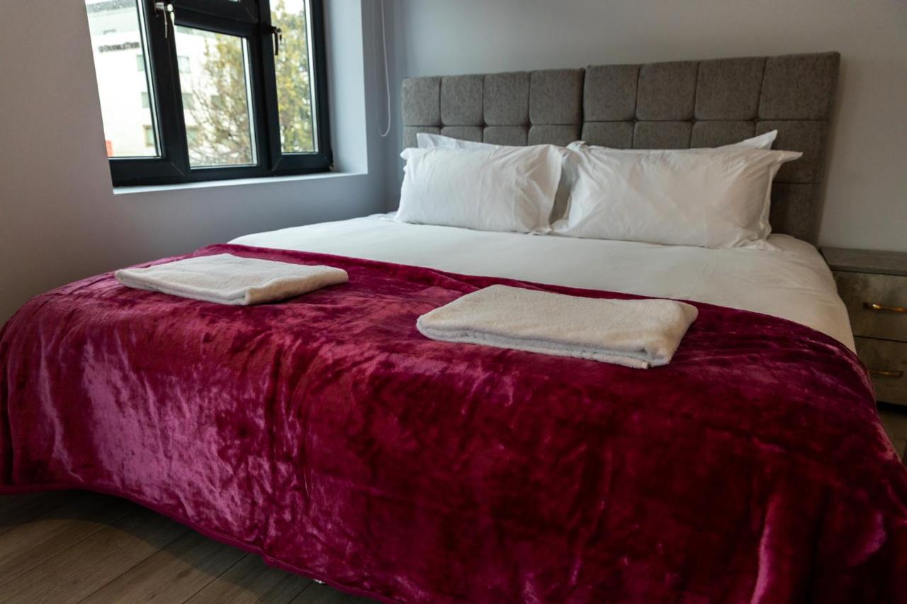 Cosy Flats Near Heathrow, Group Bookings Available With Parking Space Hounslow Zewnętrze zdjęcie