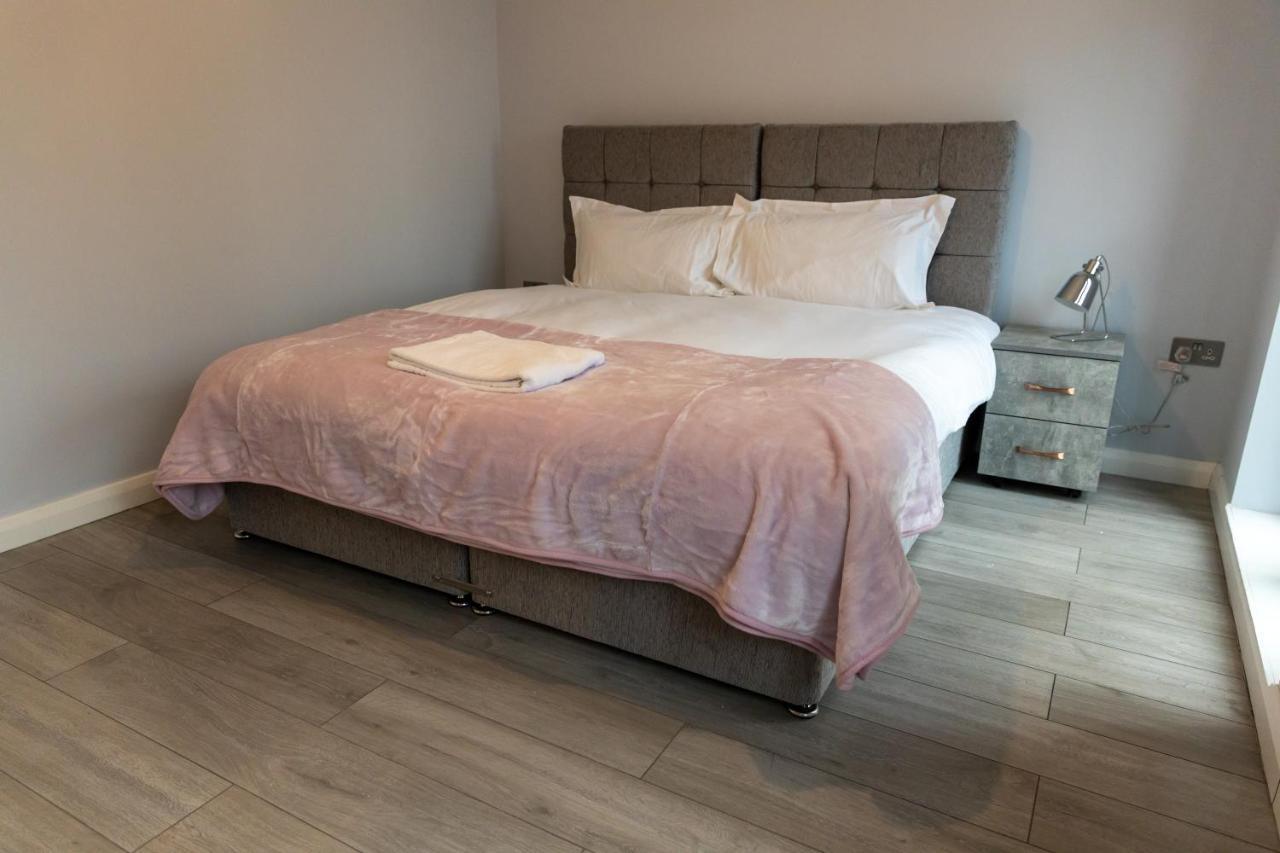 Cosy Flats Near Heathrow, Group Bookings Available With Parking Space Hounslow Zewnętrze zdjęcie