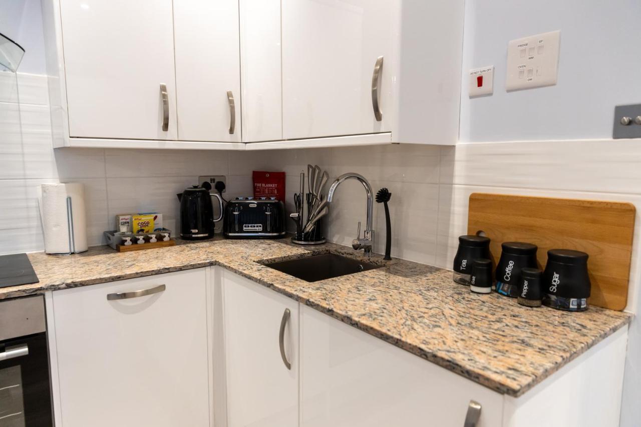 Cosy Flats Near Heathrow, Group Bookings Available With Parking Space Hounslow Zewnętrze zdjęcie